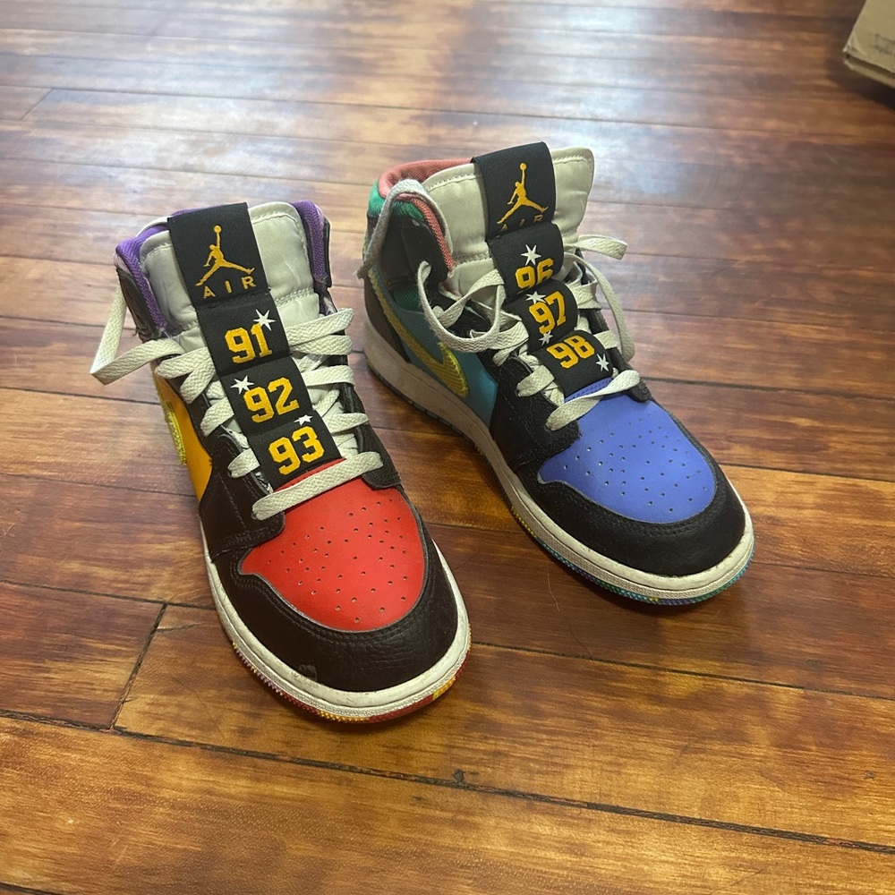 Air Jordan 1 Mid SS Six Championship 4.5Y 6 women gently used